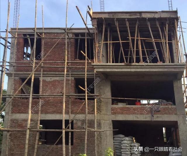 若是在农村有套房，资金有限，你是选择拆修外墙和院子，仍是把屋子里拆修的温馨标致？