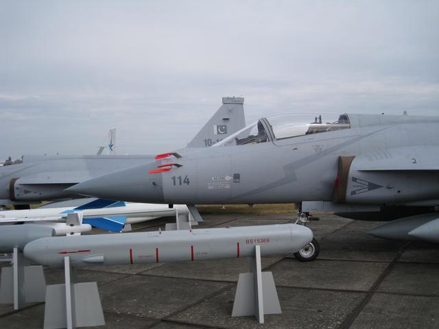 为什么中国有些战斗机的机头上会有一根很长的针状物，那是什么原理？