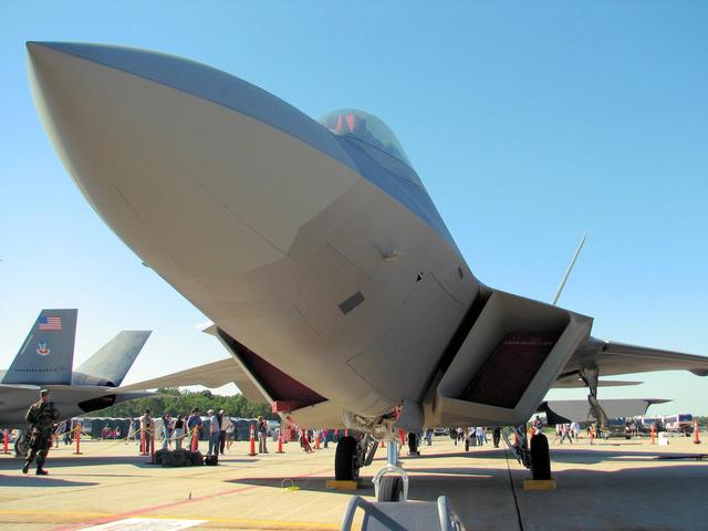 为什么中国有些战斗机的机头上会有一根很长的针状物，那是什么原理？