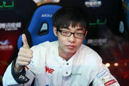 WE卷毛最巅峰一战曝光，为赢角逐卖配备插了39个眼，迫使拳头修改游戏规则，你有何观点？