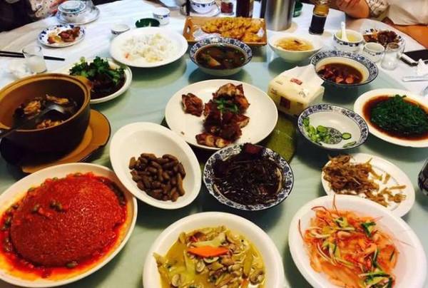 在江苏、浙江有什么好的景点和美食可保举？