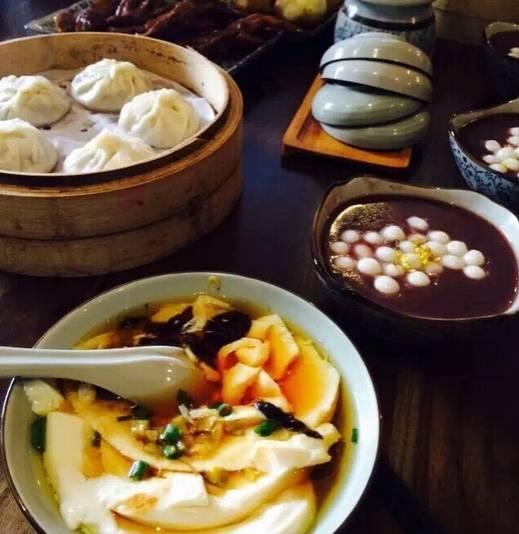在江苏、浙江有什么好的景点和美食可保举？