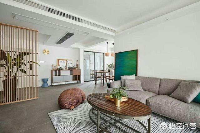 进门后左面是一面墙右面是客厅，该若何停止拆修设想？