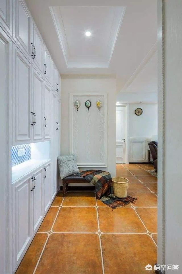 进门后左面是一面墙右面是客厅，该若何停止拆修设想？