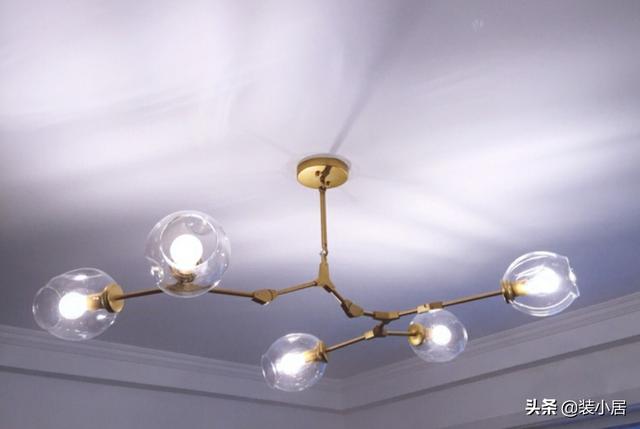 家里的客厅用什么样的灯光能够既适用又能提拔美感？