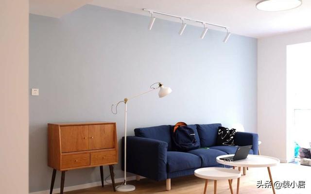 家里的客厅用什么样的灯光能够既适用又能提拔美感？