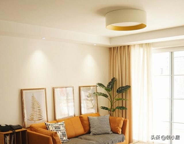 家里的客厅用什么样的灯光能够既适用又能提拔美感？