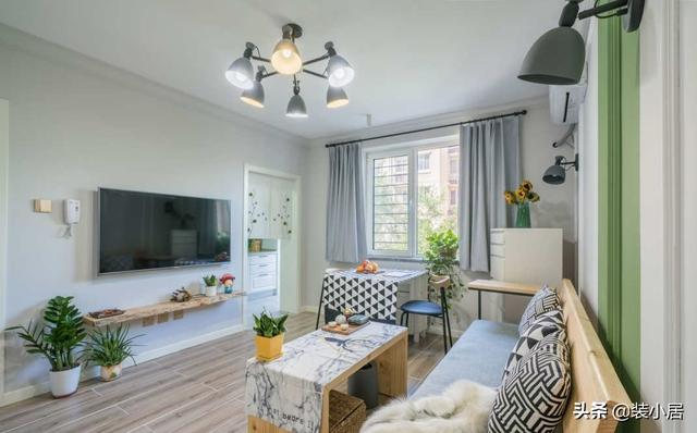 家里的客厅用什么样的灯光能够既适用又能提拔美感？