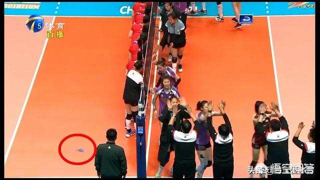 让个墨婷+先失一局!江苏仍饮恨strong深圳瓶子科技有限公司/strong,球迷被彻底激怒,拿水瓶扔向蔡斌,你怎么看?