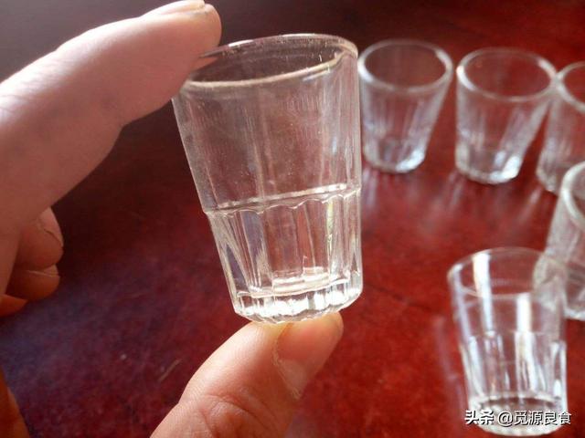 白酒喝完放一会儿strong宴酒坊/strong，杯子闻起来臭烘烘的一般吗，什么原因？