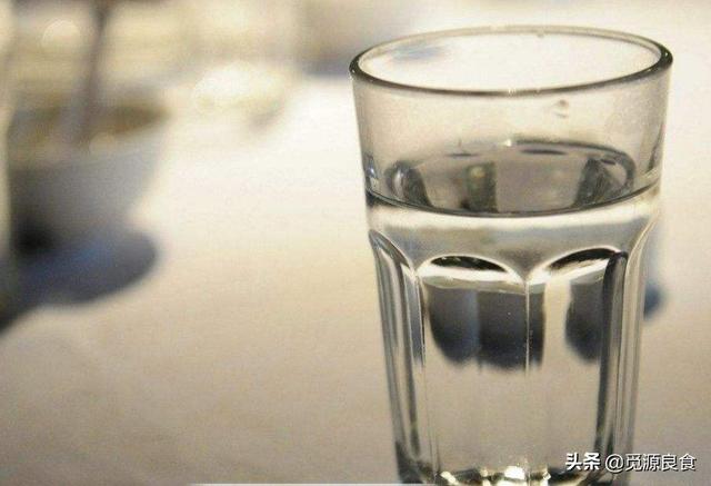 白酒喝完放一会儿strong宴酒坊/strong，杯子闻起来臭烘烘的一般吗，什么原因？