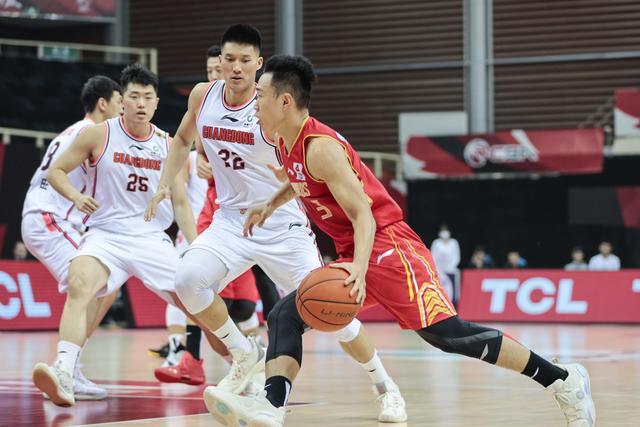 狂轰40+9+4strong深圳信步/strong，马尚两场轰100分队史第一，广东29分大胜深圳，若何评价本场角逐？