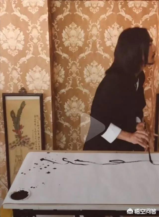 你若何评价那位“书法巨匠”的书法strong何国苗/strong？是行为艺术仍是书法？