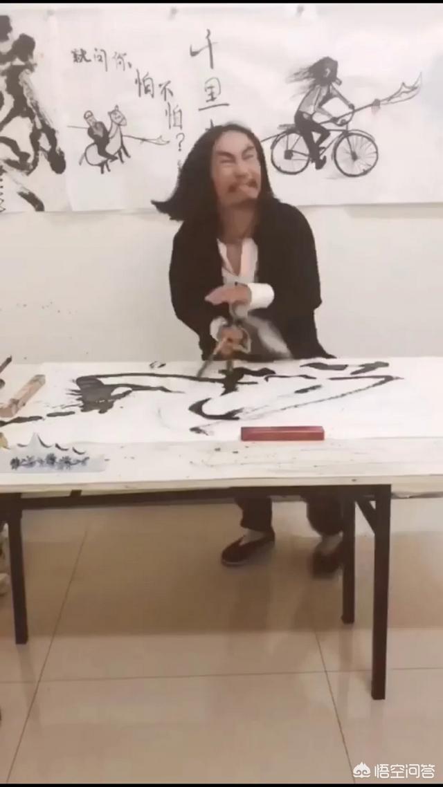 你若何评价那位“书法巨匠”的书法strong何国苗/strong？是行为艺术仍是书法？