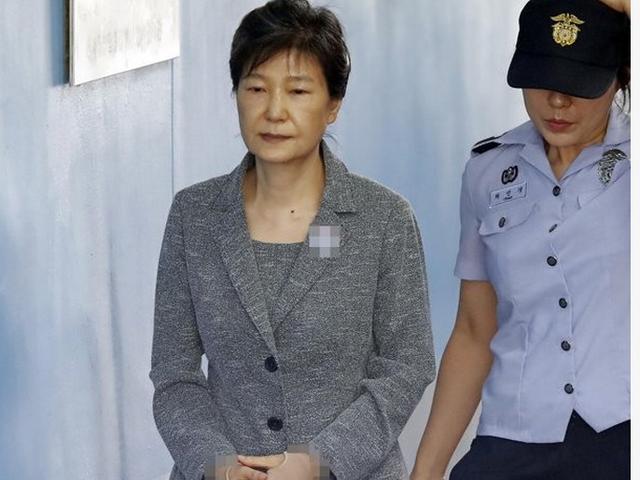 听到李在榕获刑5年，朴槿惠连喝3杯水后笑了，此笑何意？