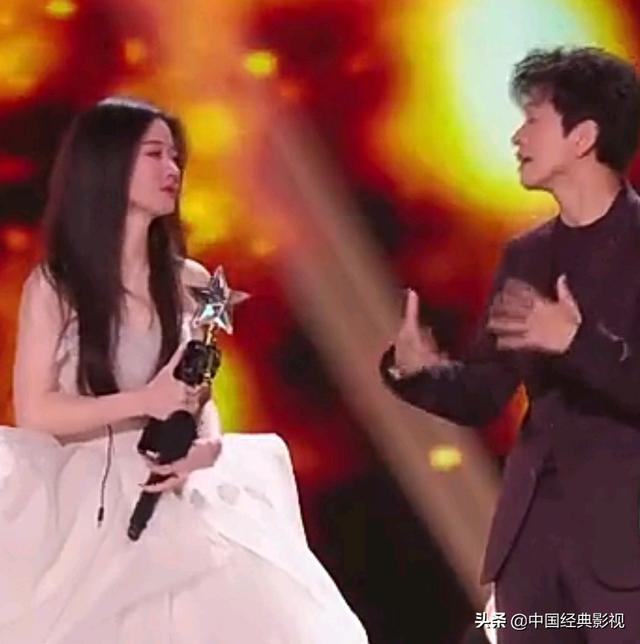 如何看待《好声音》总冠军单依纯签约百沐娱乐<strong>甄纯</strong>？是自毁前程吗？