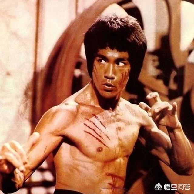 为什么有的电视剧结束<strong>陈洪烈</strong>，播放演职人员名单时，有的人员名字被长方形圈起来？