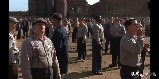 《肖申克的救赎》中<strong>张安迪</strong>，为什么安迪冒着被关禁闭也要放一首音乐？这么做有什么目的？