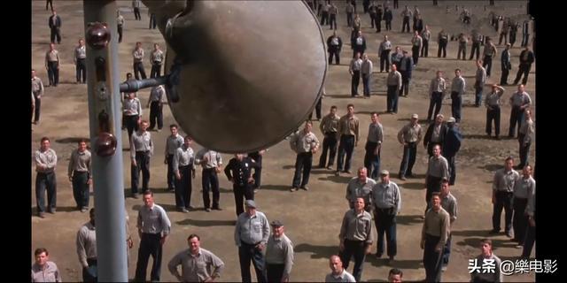 《肖申克的救赎》中<strong>张安迪</strong>，为什么安迪冒着被关禁闭也要放一首音乐？这么做有什么目的？