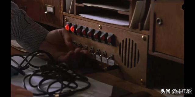 《肖申克的救赎》中<strong>张安迪</strong>，为什么安迪冒着被关禁闭也要放一首音乐？这么做有什么目的？