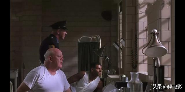 《肖申克的救赎》中<strong>张安迪</strong>，为什么安迪冒着被关禁闭也要放一首音乐？这么做有什么目的？