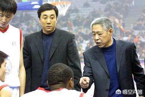 八一男篮教练组有个白发老人是谁？有人认为他在最后时刻对王治郅指手画脚<strong>李天昆</strong>，为什么？
