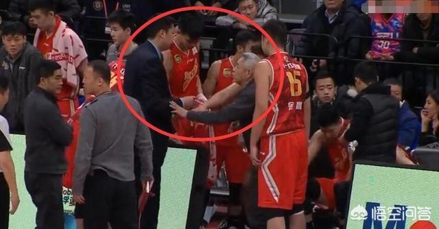 八一男篮教练组有个白发老人是谁？有人认为他在最后时刻对王治郅指手画脚，为什么？