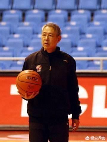 八一男篮教练组有个白发老人是谁？有人认为他在最后时刻对王治郅指手画脚<strong>李天昆</strong>，为什么？