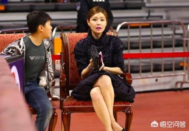 广东宏远老板娘吴迪为什么会被球迷称为“CBA最美老板娘”<strong>青岛宏远集团</strong>？