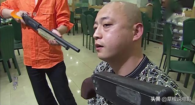 电视剧《征服》里面刘华强为什么敢把枪给封彪，他不怕封彪真的开枪吗？