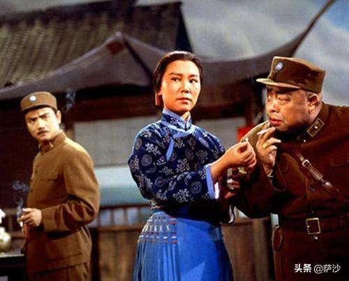 在京剧《智斗》中<strong>北京宏汉</strong>，阿庆嫂为什么说胡司令是草包？