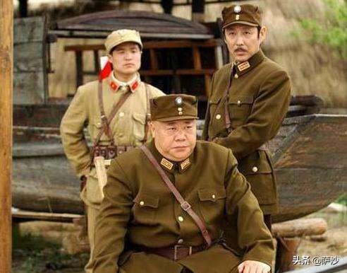 在京剧《智斗》中<strong>北京宏汉</strong>，阿庆嫂为什么说胡司令是草包？