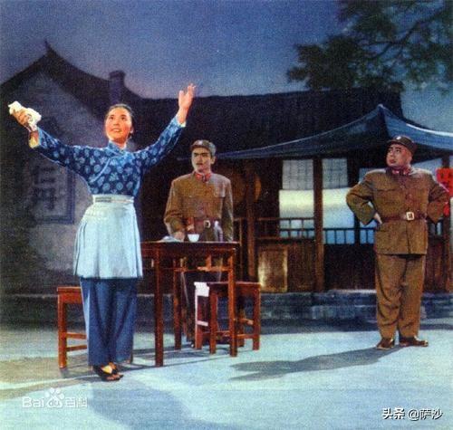 在京剧《智斗》中<strong>北京宏汉</strong>，阿庆嫂为什么说胡司令是草包？