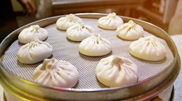 把天津的老字号狗不理包子和开封的百年老店灌汤包同时放在一条街上<strong>天津哈哈笑</strong>，谁会笑到最后？