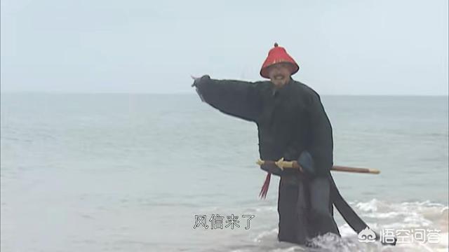 《康熙王朝》中，海霹雳施琅喝一口海水为何得知一个小时以后风向会改变？