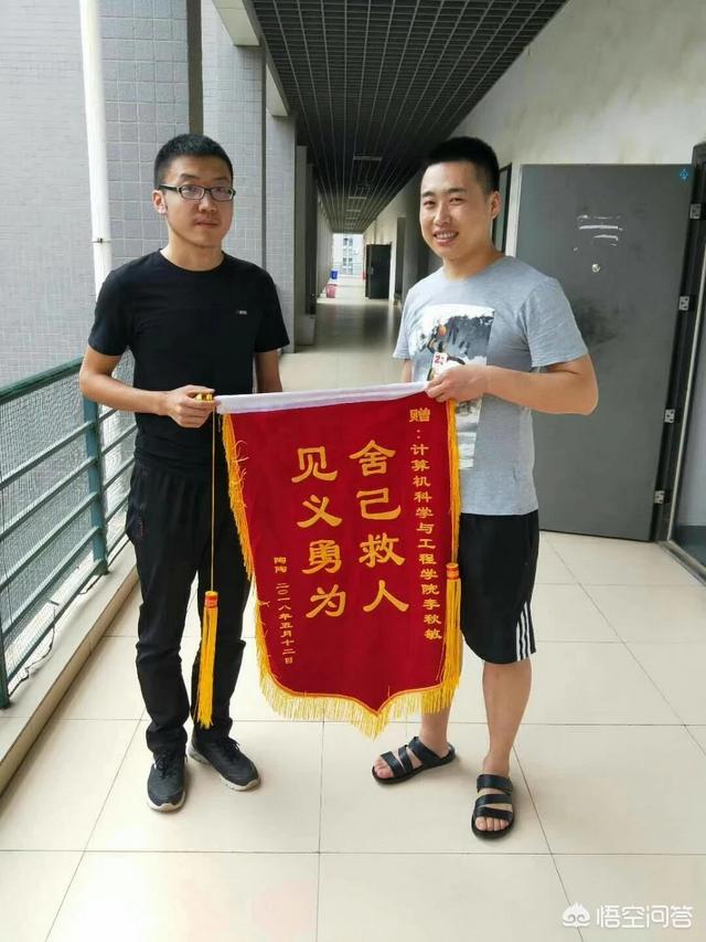 北京8岁双胞胎姐妹青岛海滩溺亡<strong></p>
<p>陈诚实</strong>，事发时母亲在发朋友圈，大家怎么看待带小孩时玩手机的现象？