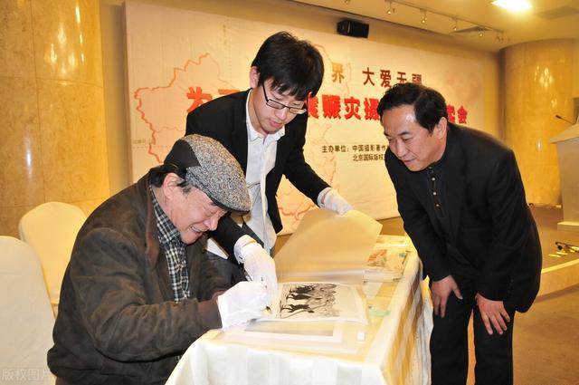 自媒体账号上的文章可让后代继承、自媒体账号能转让给下一代吗<strong></p>
<p>万合互娱</strong>？