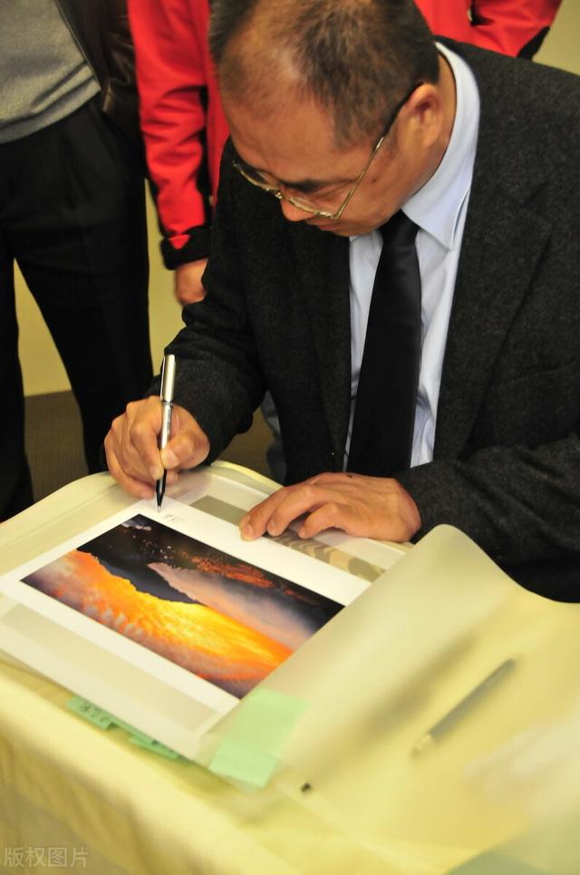 自媒体账号上的文章可让后代继承、自媒体账号能转让给下一代吗<strong></p>
<p>万合互娱</strong>？