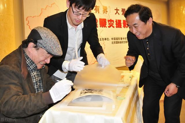 自媒体账号上的文章可让后代继承、自媒体账号能转让给下一代吗<strong></p>
<p>万合互娱</strong>？