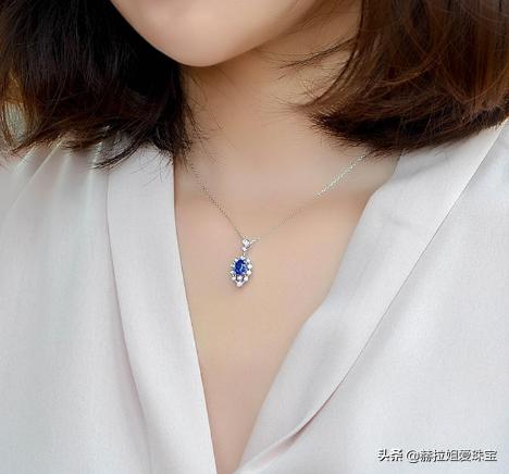 送女友<strong></p>
<p>爱是唯一珠宝</strong>,能推荐一些小巧简单的项链吗?