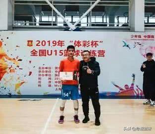 辽宁15岁天才后卫惊艳U15男篮<strong></p>
<p>刘金虎</strong>，为何有些球迷却喊话希望朱芳雨能挖走他？