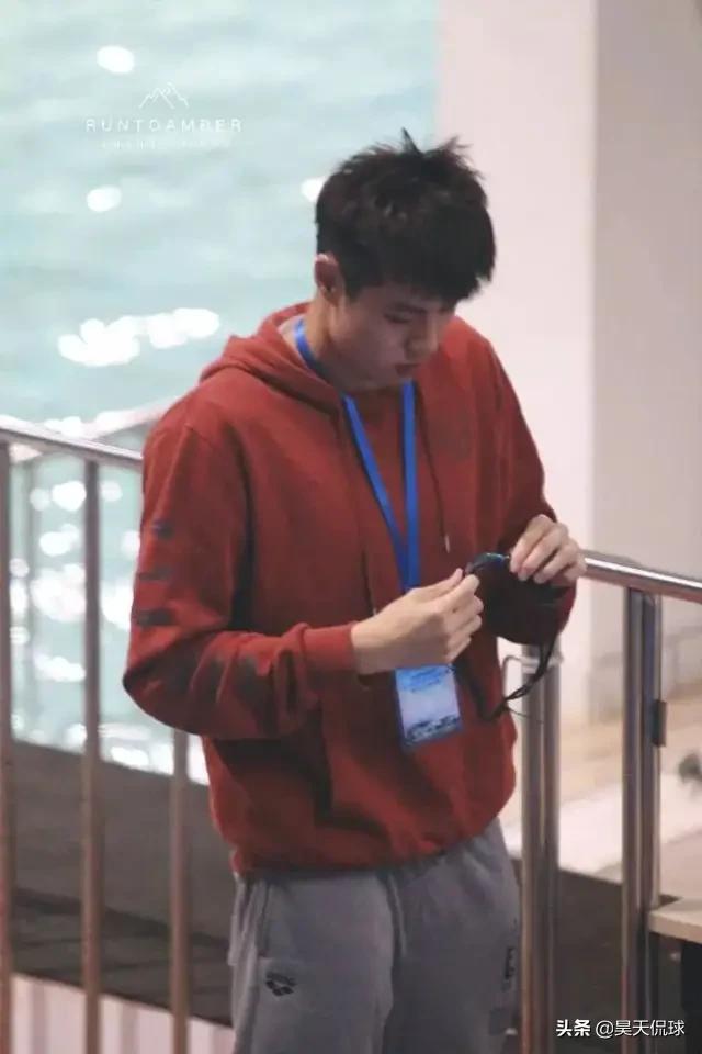 发现游泳队小鲜肉一枚，颜值不输宁泽涛，孙杨小师弟张翼祥<strong></p>
<p>李天昆</strong>。谁有他的资料和图片吗？