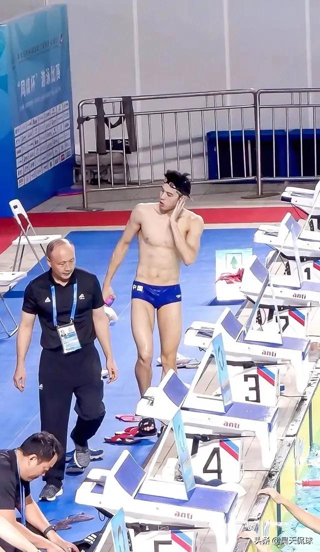发现游泳队小鲜肉一枚，颜值不输宁泽涛，孙杨小师弟张翼祥<strong></p>
<p>李天昆</strong>。谁有他的资料和图片吗？