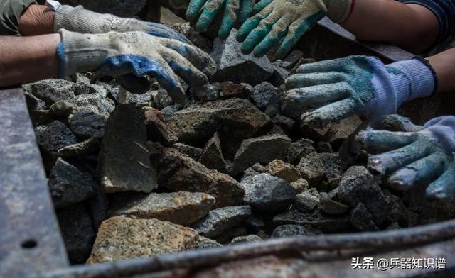 下井挖金矿的工人<strong></p>
<p>莱州市瑞海矿业有限公司</strong>,会偷偷带走一小块吗?