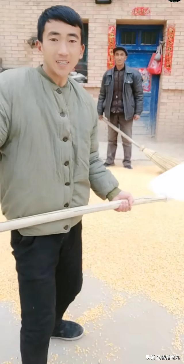 网红张宝军收入惊人<strong></p>
<p>周克军</strong>,可他和父母为啥直播还穿破棉袄,住破窑洞?