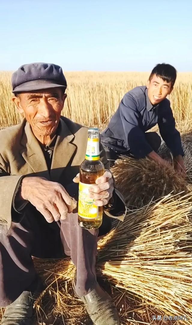 网红张宝军收入惊人<strong></p>
<p>周克军</strong>,可他和父母为啥直播还穿破棉袄,住破窑洞?