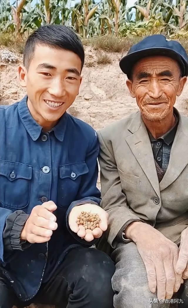 网红张宝军收入惊人<strong></p>
<p>周克军</strong>,可他和父母为啥直播还穿破棉袄,住破窑洞?