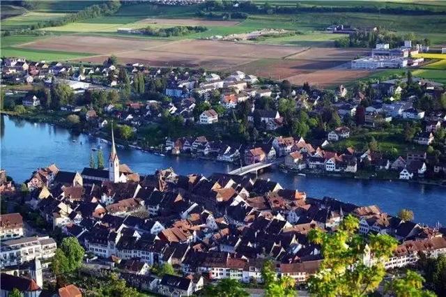 瑞士是一个怎样的国家<strong></p>
<p>英肯</strong>？