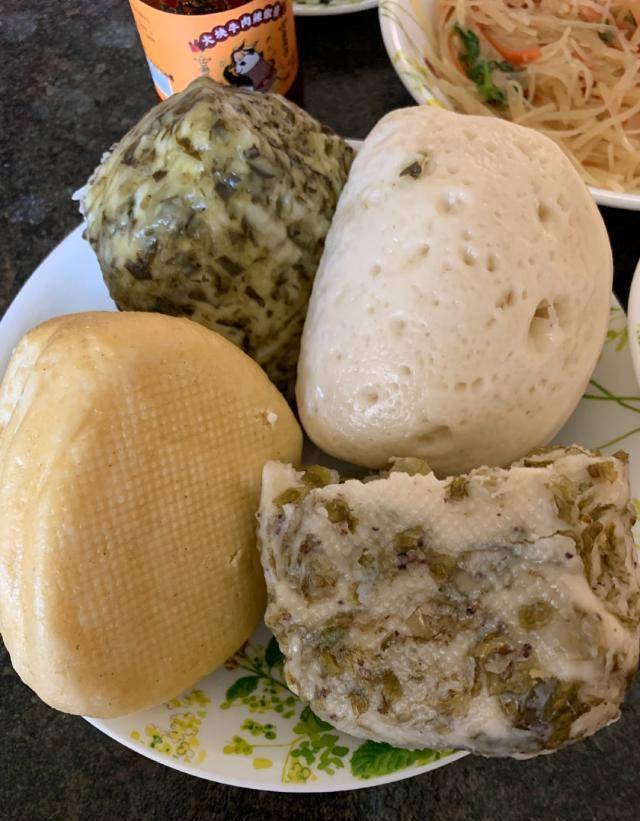 小岳岳微博晒晚餐照<strong></p>
<p>岳微</strong>，4个馒头3个素菜，网友：没被娱乐圈带坏