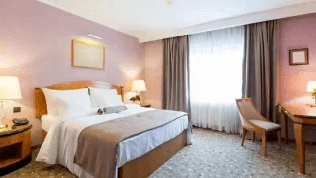 已婚男女开房突遭捉奸<strong></p>
<p>夏坤</strong>，男子坠亡家属索赔130万，法院：一分不赔